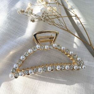 Gold pearl and rhinestone hair claw ✨🤍✨